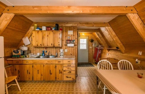 Division No. 11 House | The Papa Bear Cabin - Bear Creek Cabins
