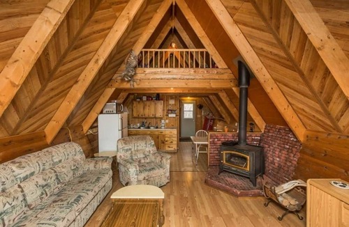 Division No. 11 House | The Papa Bear Cabin - Bear Creek Cabins