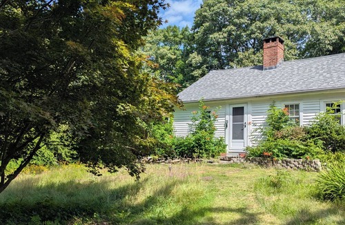Pelham Apartment | The Parlour - private studio in a historic 1740 colonial house
