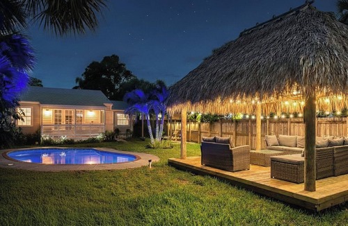 Mango Groves House | The Peacock Bungalow - Newly Renovated, Heated Pool & Jacuzzi, 5 min to Beach
