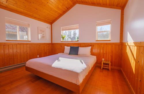 Ucluelet House | The Perch Modern 2 Bed Cabin with Patio and Hot Tub