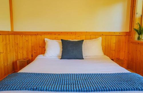 Ucluelet House | The Perch Modern 2 Bed Cabin with Patio and Hot Tub