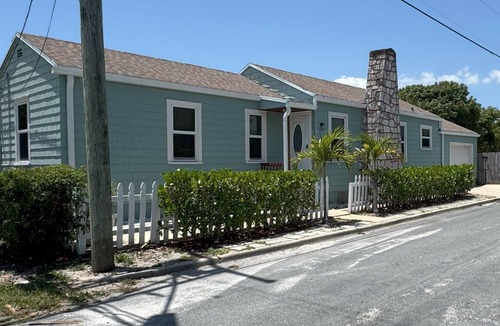 Lake Worth Cottage | The Pickleball Beach Bungalow