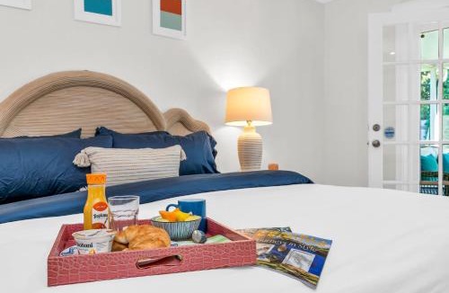 Southside House | The Pink Cabana A Vibrant Escape Great Location!