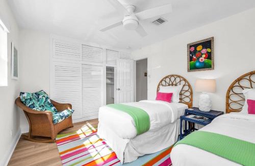 Southside House | The Pink Cabana A Vibrant Escape Great Location!
