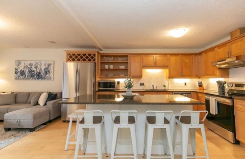 Colwood Apartment | The Royal Bay Getaway