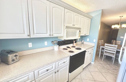 Jupiter Bay Apartment | The Seaside Sanctuary - Walk To The Beach and Pool