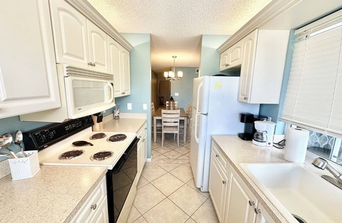 Jupiter Bay Apartment | The Seaside Sanctuary - Walk To The Beach and Pool