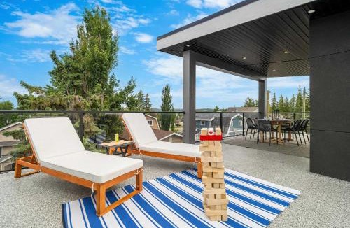 Sylvan Lake House | The Shoreline a Luxury Escape with Rooftop & Hot Tub