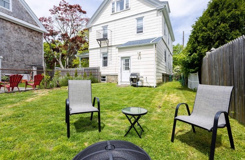 Off Broadway Apartment | The String Light Studio | Walk to Newport Restaurants!