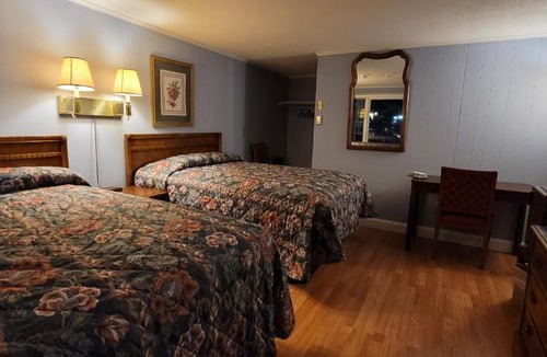 Wells Hotel | The Tallwood Motel