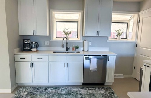 Federal Heights House | The Thornton Retreat – Modern & Cozy Stay