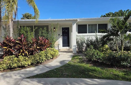 North Palm Beach House | The Veranda Villa - 8 beds - pet friendly