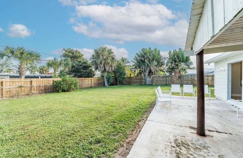 North Palm Beach House | The Veranda Villa - 8 beds - pet friendly
