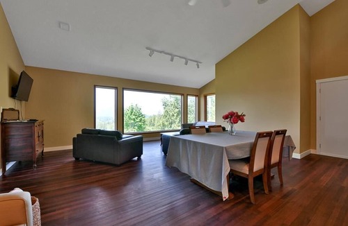 Eastern Hillsides House | THE VIEW BNB Forest Retreat with Scenic Farm Views | 10 Min to Chilliwack