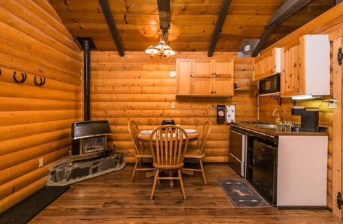 Division No. 11 House | The White Tail Cabin - Bear Creek Cabins