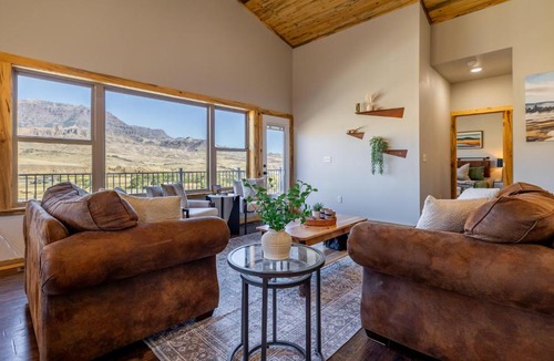 Wapiti House | The Yellowstone- Soak in Panoramic Views, Wapiti Cabin, Dogs OK