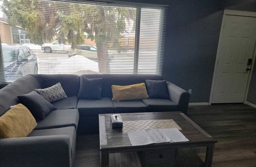 Saskatoon Downtown House | TheSunshine: Bright & Peaceful 2 Bedrm Main Floor Charcter Home