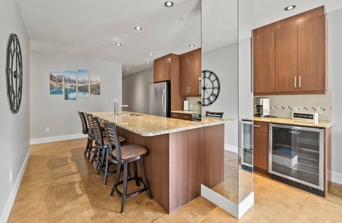 Sicamous Condo | Third floor 3 bedroom, 2 bathroom lakefront condo with boat slip and pool