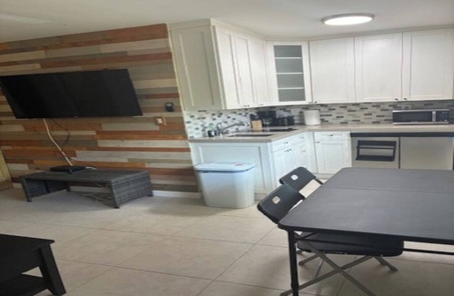 Pompano Beach Hotel | This 1 Bedroom suite has it all in a great location in Pompano Beach.