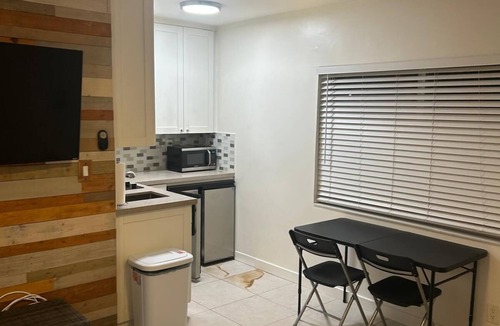 Pompano Beach Hotel | This 1 Bedroom suite has it all in a great location in Pompano Beach.