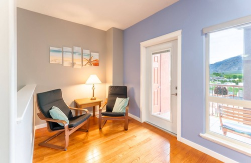Okanagan-Similkameen Condo | This is the life. 3 bedroom lakefront property close to everything!