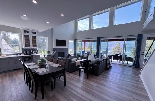 Anglemont House | Thistle Dew Lake House with Private Beach & Buoy! Shuswap Lake