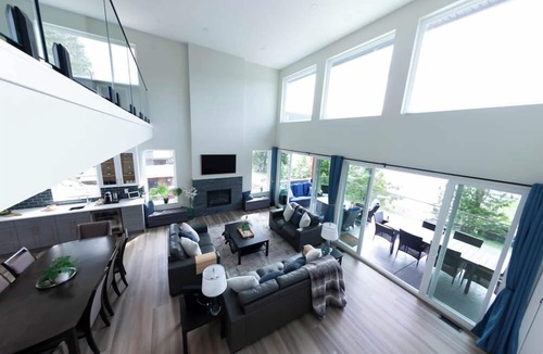 Anglemont House | Thistle Dew Lake House with Private Beach & Buoy! Shuswap Lake