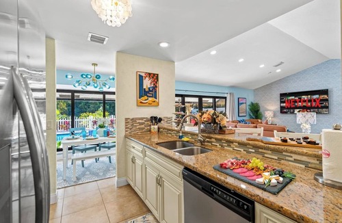 Tropic Palms House | Tiki Hut, Htd Pool, Billiards, Putt-Putt, Canal