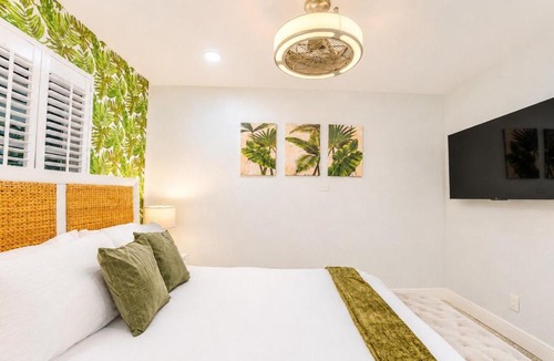 North Central Hollywood Villa | Tiki Oasis with kitchen - Game Room - Fire Pit - 4BR Retreat - Pool