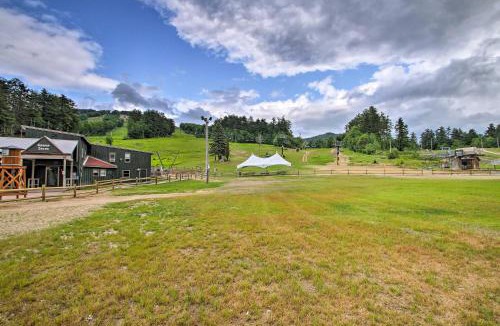 North Conway House | Timber Home: Walk to Slopes & N Conway Shops!