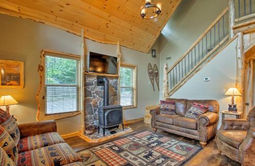 North Conway House | Timber Home: Walk to Slopes & N Conway Shops!