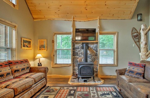 North Conway House | Timber Home: Walk to Slopes & N Conway Shops!