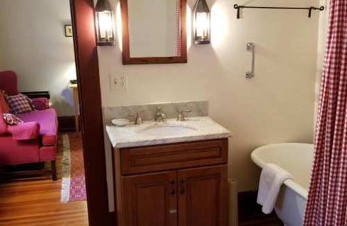 Camden Hotel | Timbercliffe Cottage Inn