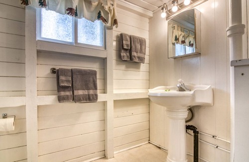 East Kootenay Hotel | Timbers Resort | 2BR | Cabin 1