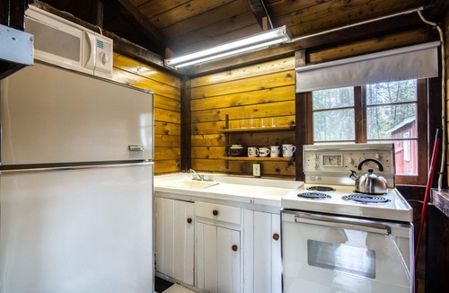 East Kootenay Hotel | Timbers Resort | 2BR | Cabin 4
