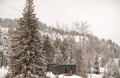 Rossland Cabin | Tinwood Cabins The Descent, Cozy 3 min to Rossland