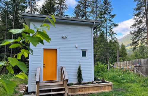 Winlaw House | Tiny Home Retreat with Sauna and Forest Views