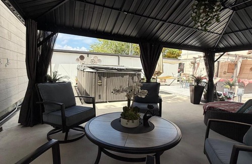 Flagami Bed & Breakfast | Tiny place w private hot jacuzzi 7 min to Miami international airport