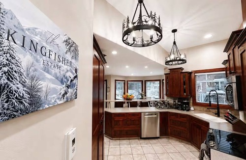 Revelstoke House | Top 1% - 4BR/E-Bikes/HotTub/Sauna/Massage Chairs