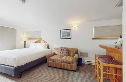 West End Cabin | Top-floor Main Street studio with pool & hot tub - walk to lifts