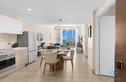 Hollywood Lakes Apartment | Top Floor Stylish Apt - Ocean View