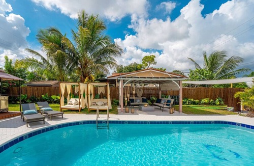 Pembroke Pines Villa | Top Villa BBQ, Game Room, Hot Tub and Pool