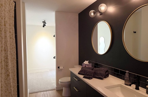 Red Deer House | Townhouse - 2 bedrooms, both ensuites!