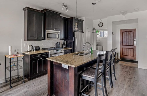 Westbank House | Townhouse at Lakefront Resort. Pool, Hot tub, Private Beach, Boat Slip Available