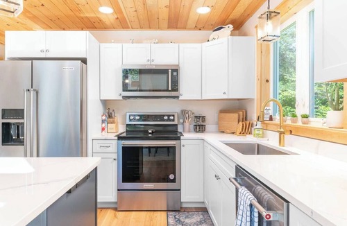 Bartlett House | Trail’s End | Hot Tub + Fire Pit + Air Hockey + Swim + Hike