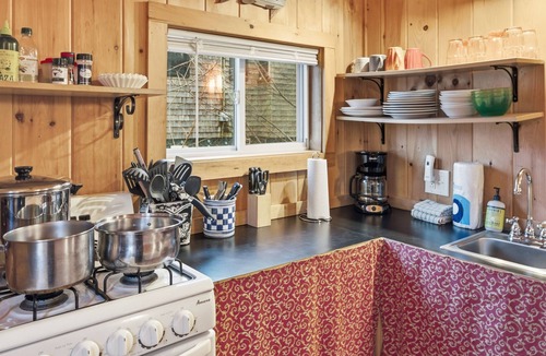 Otter Creek Cabin | Trailside Cabin with Screened Sunroom, AC & Pets