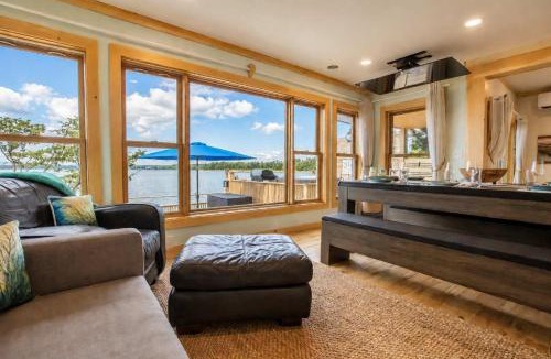 Cumberland Head House | Tramonto Paradise on the Lake Hot Tub Pet Friendly