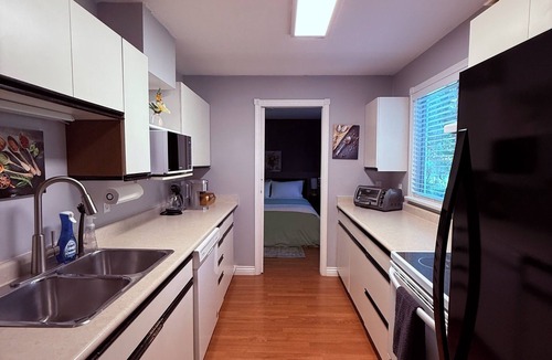 Walnut Grove House | 🌿 Tranquil Garden-Level Retreat in Walnut Grove - Langley - 2 Bedroom 🍷🐾