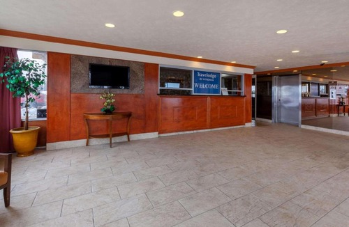 Brook Park Hotel | Travelodge by Wyndham Cleveland Airport